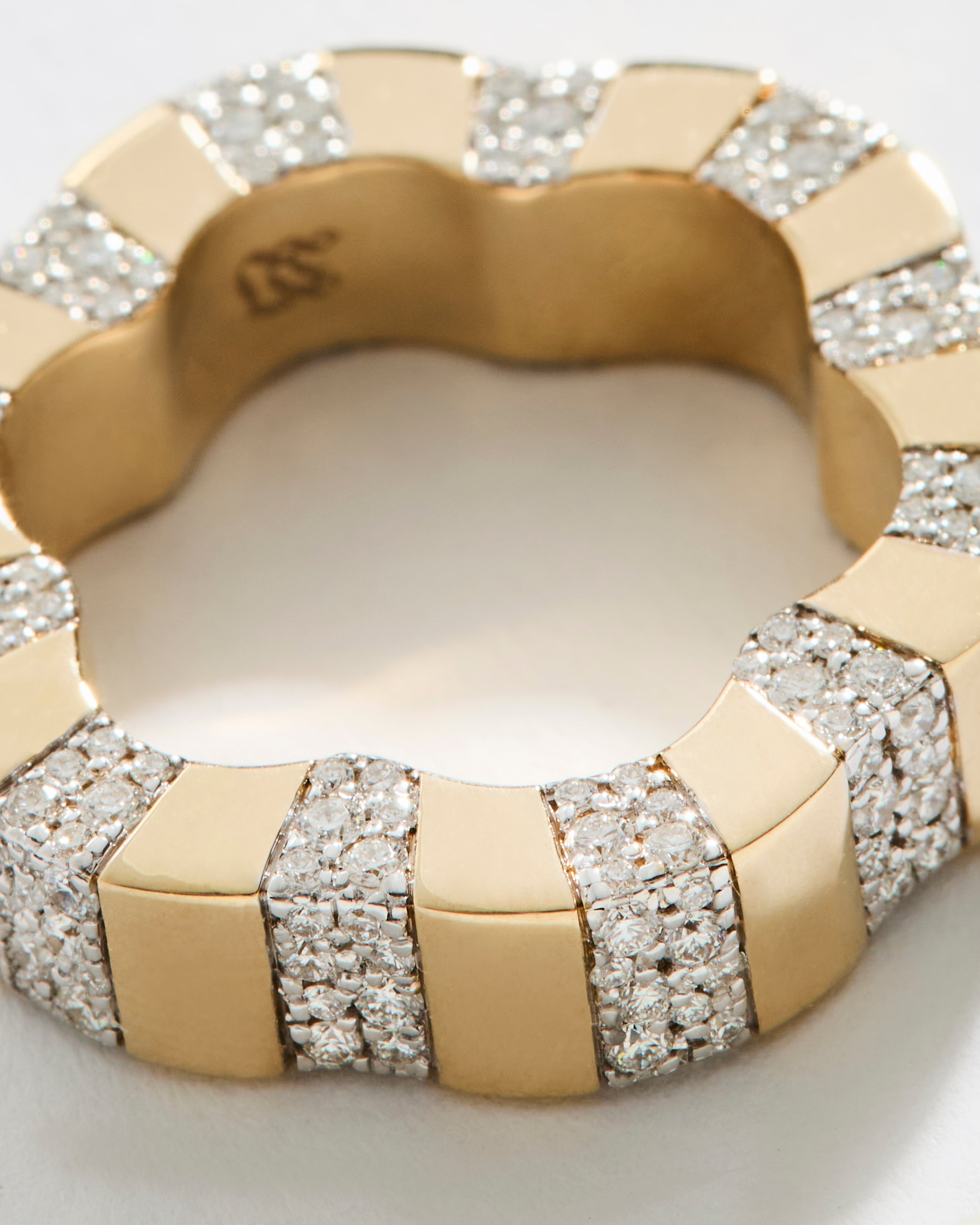 Flower shaped ring from the Sofia collection, crafted with gold and diamonds.