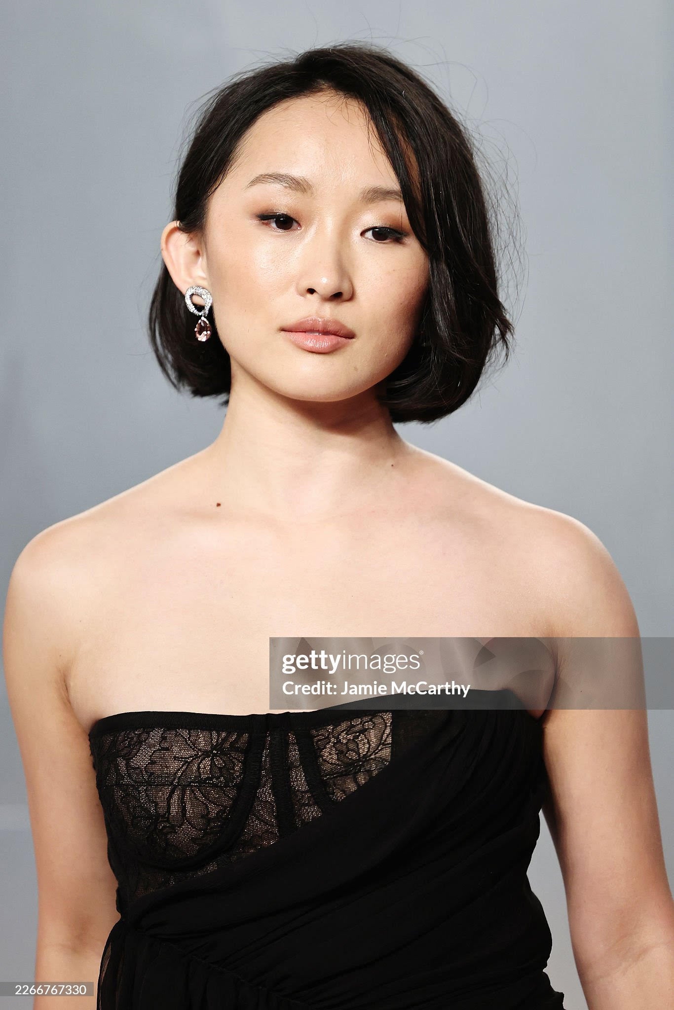 Ji-Young Yoo wears the black rhodium Maria earrings in black rhodium on the red carpet of the 2026 Vanity Fair Oscar Party. 