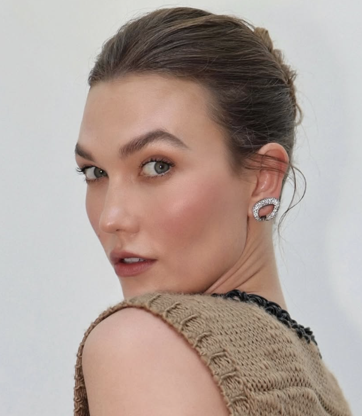 Karlie Kloss wears the black rhodium Maria earrings and ring on the red carpet of FIT’s Annual Gala Honoring Gap in New York City, styled by Natasha Colvin.